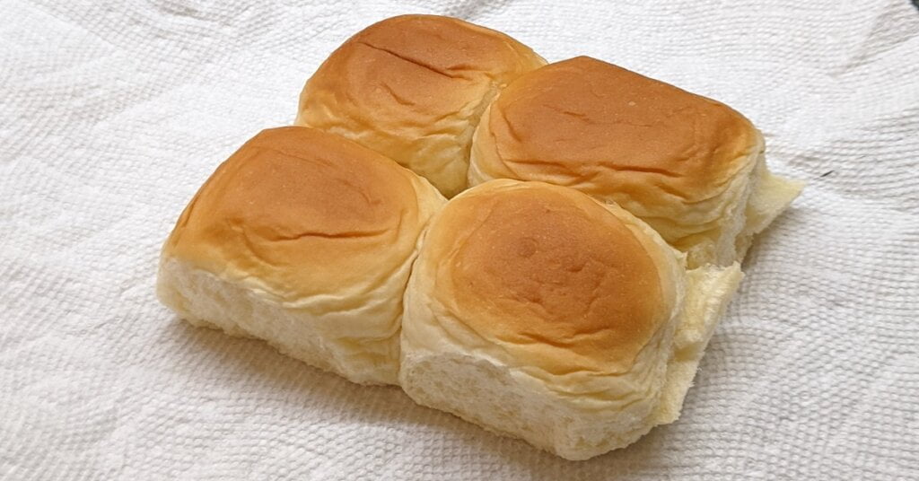 preparing warming up dinner rolls in microwave