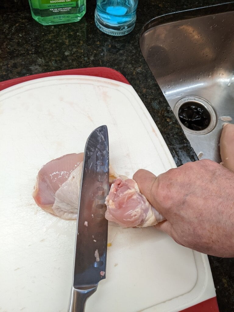 02 cut chicken leg from thigh