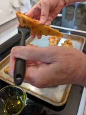 coat vegetable oil on pizza bottoms to reheat pizza in an oven