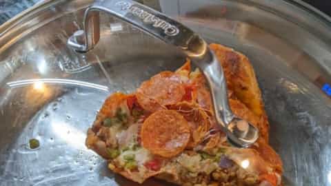 cover pan to reheat pizza in a skillet