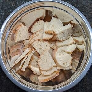 crostini-bread-slices-in-bowl-medium-1