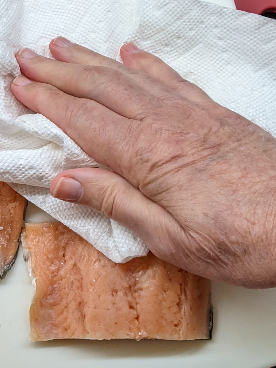 Drying salmon with paper towels