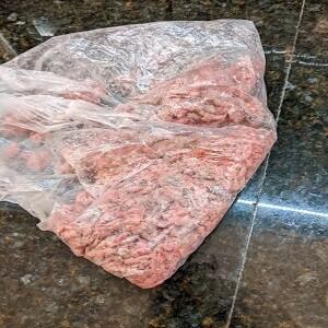 flour-the-ground-beef-in-a-food-bag-small-1