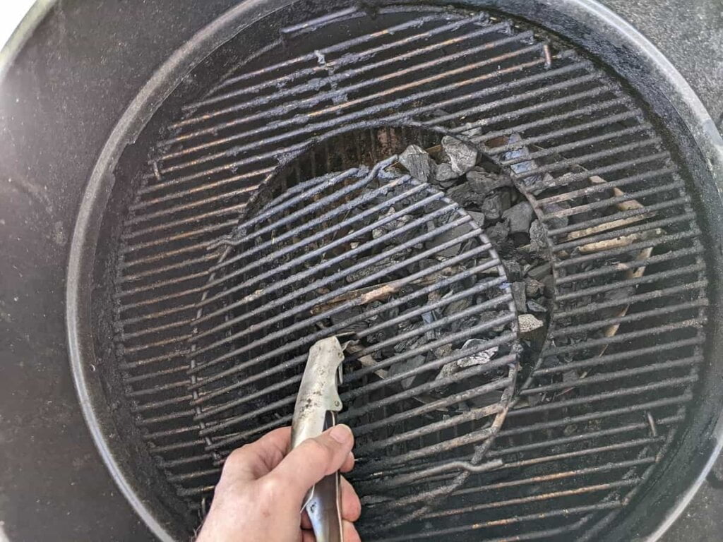 Grill grate gripping tool accessory for grilling on charcoal