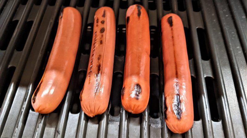 how do you make chili dogs with charcoal grilled hot dogs