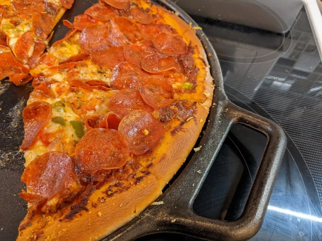 Holding slices on pizza cast iron pan for serving