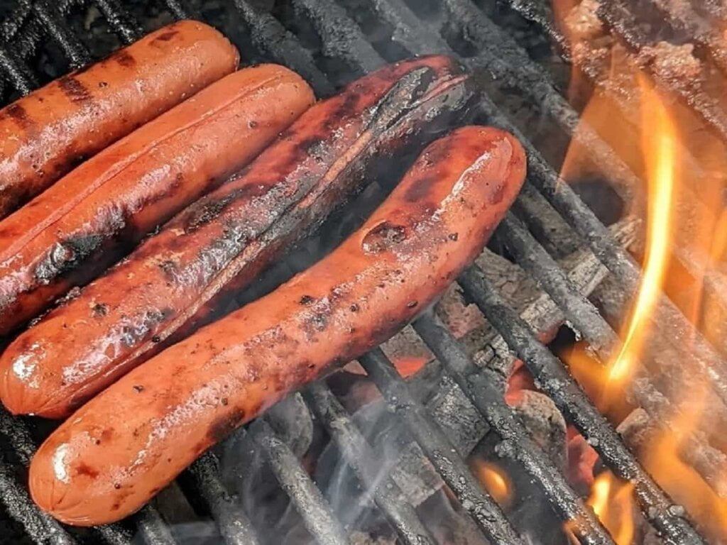 How to manage flames when grilling on charcoal