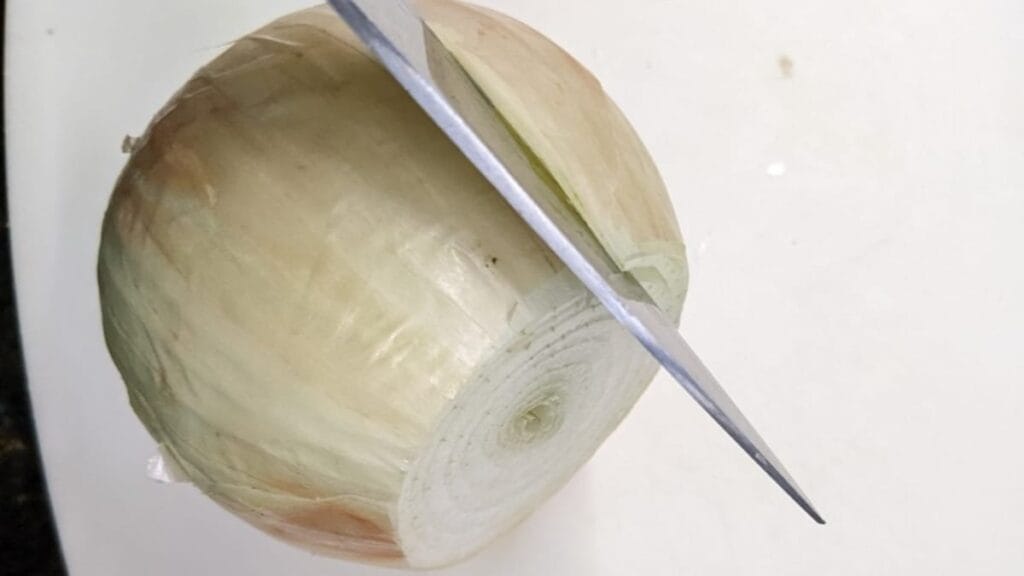 how to peel onions without crying
