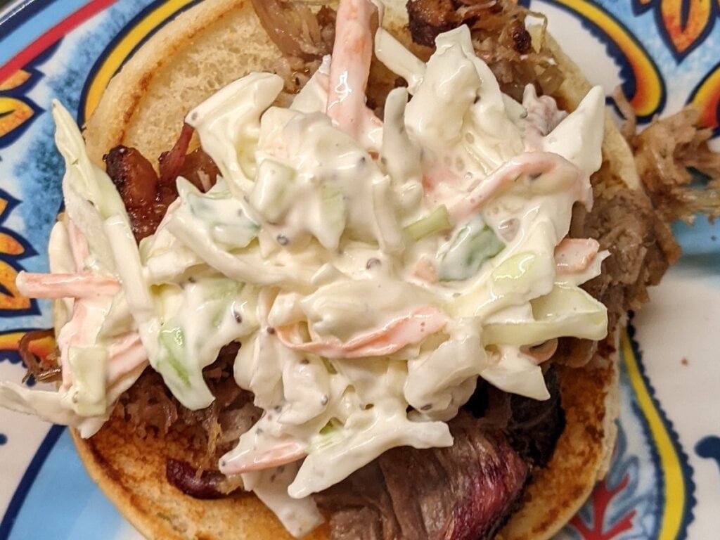 how to make a pulled pork sandwich by layering with slaw