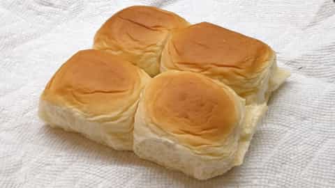 place dinner rolls on paper towel