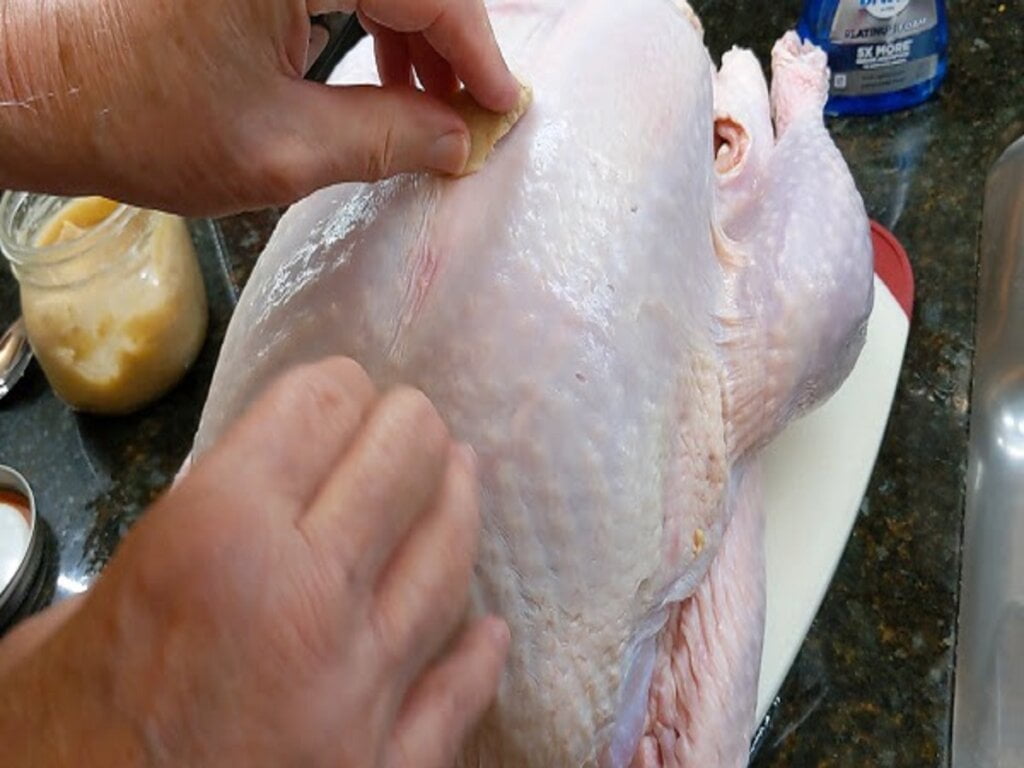 how to roast a turkey in the oven by rubbing oil onto turkey skin