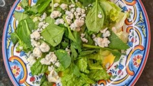 salad recipe with blue cheese and spinach leaves