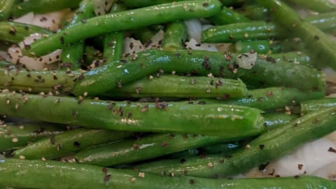 seasoned skillet green beans ready to serve
